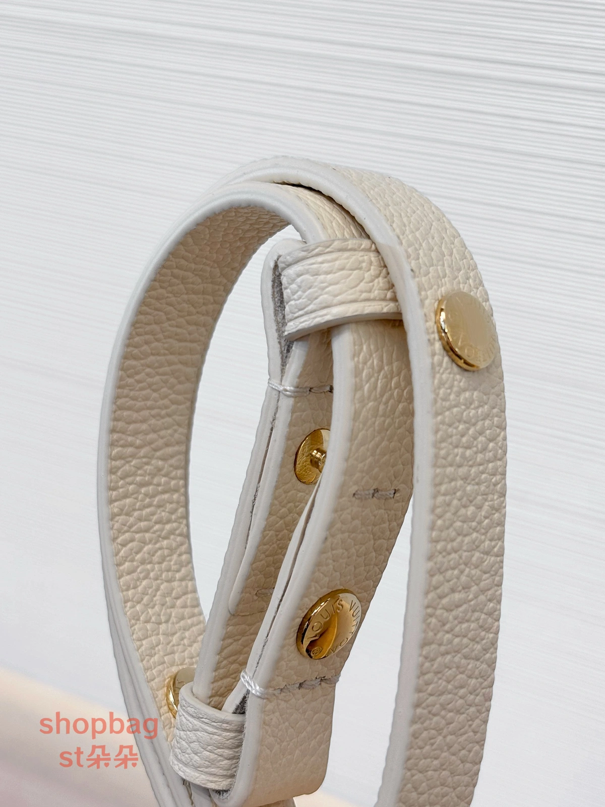 高仿推薦 LV TINY CAMERA BAG 奶油色 相機包 M26509 16 包包推薦 LV推薦 LV精品包