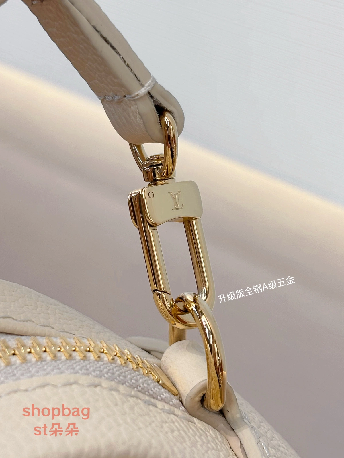 高仿推薦 LV TINY CAMERA BAG 奶油色 相機包 M26509 17 包包推薦 LV推薦 LV精品包