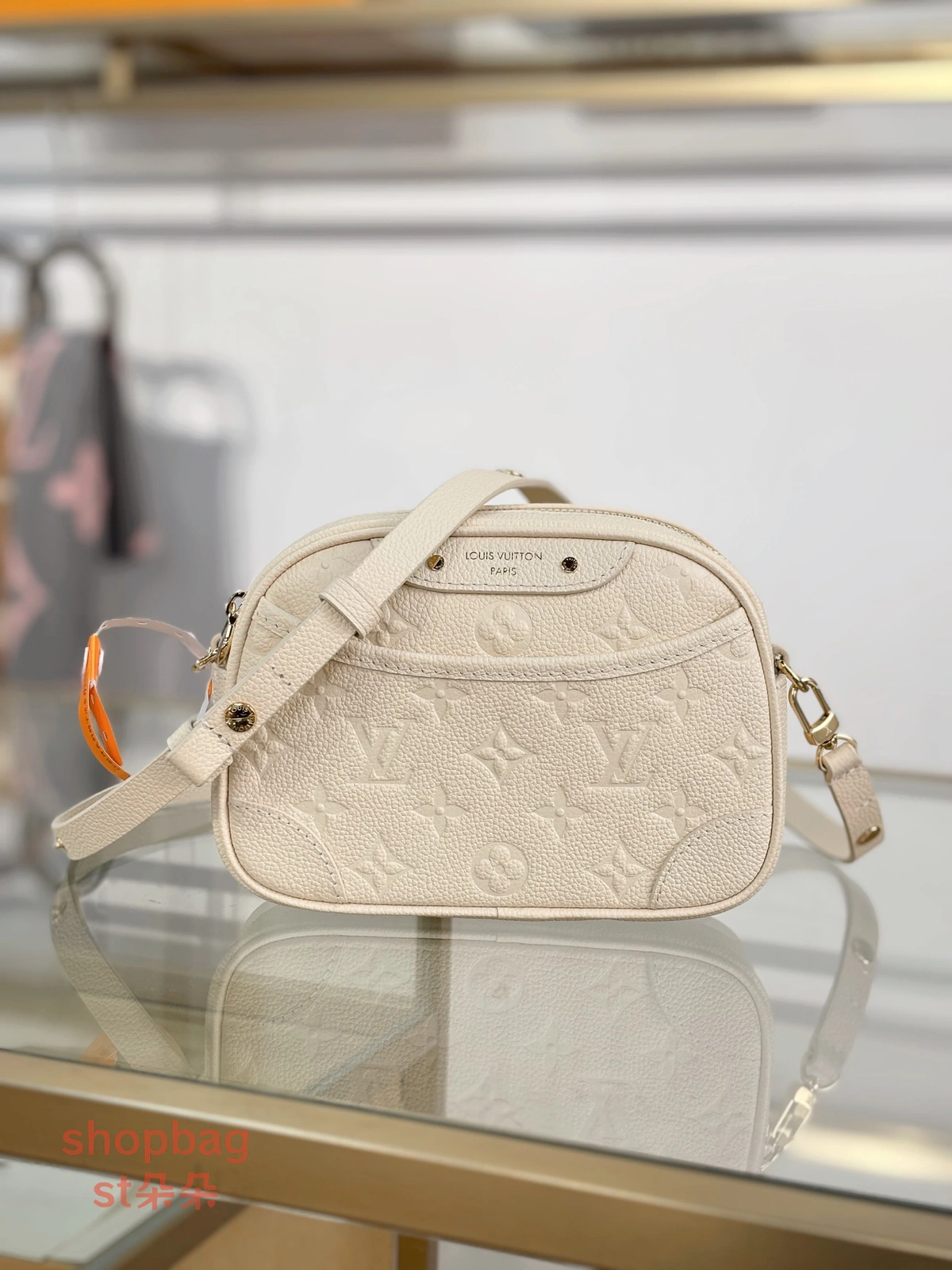 高仿推薦 LV TINY CAMERA BAG 奶油色 相機包 M26509 2 包包推薦 LV推薦 LV精品包