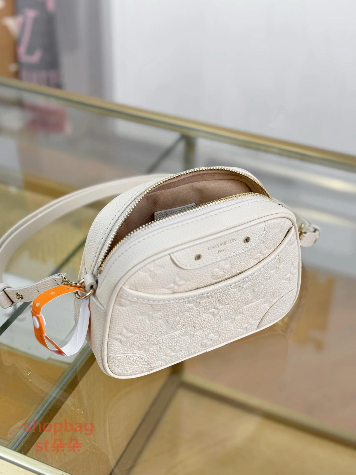 高仿推薦 LV TINY CAMERA BAG 奶油色 相機包 M26509 4 包包推薦 LV推薦 LV精品包