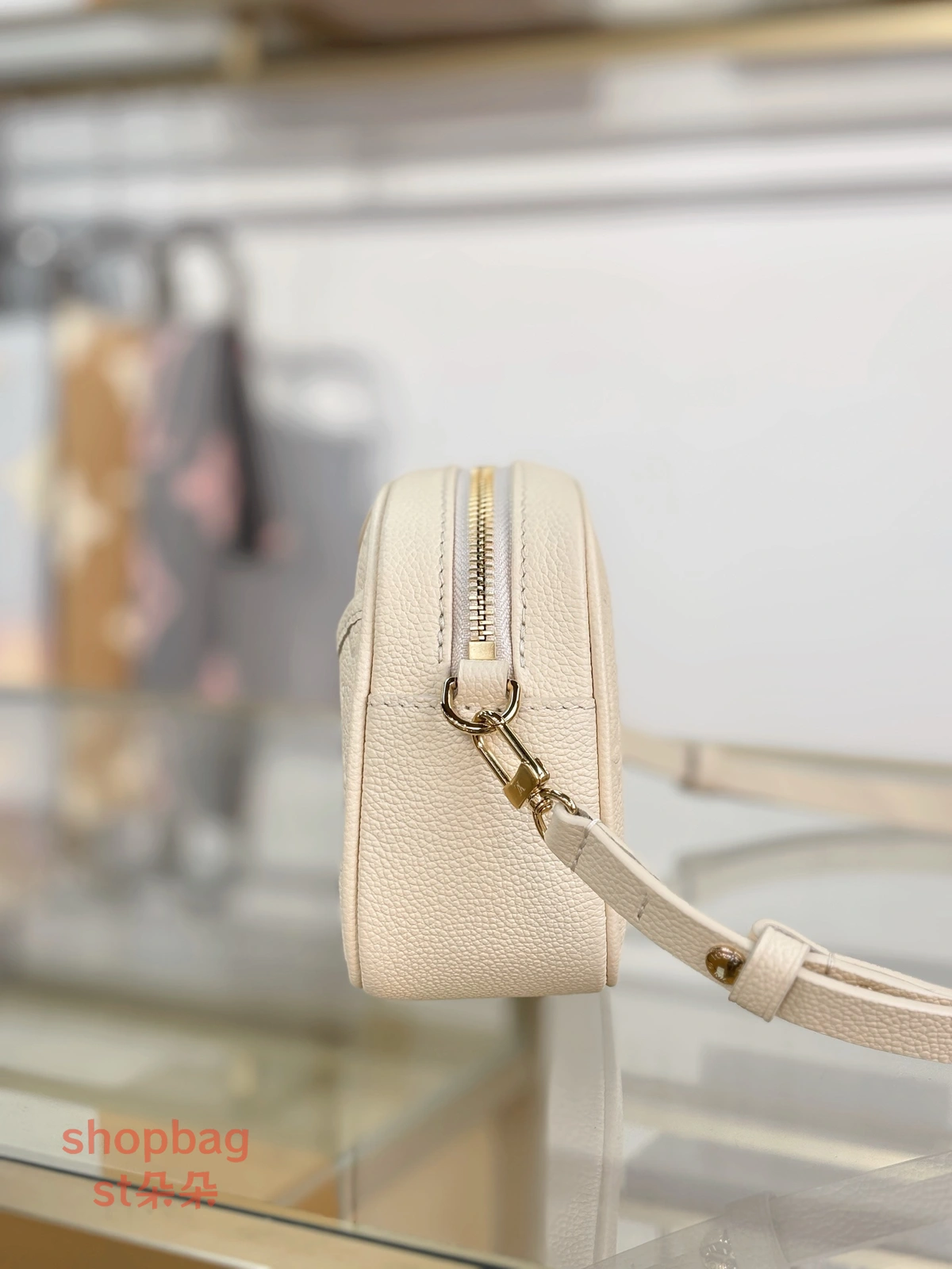 高仿推薦 LV TINY CAMERA BAG 奶油色 相機包 M26509 7 包包推薦 LV推薦 LV精品包
