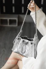 高仿香奈兒25嬉皮包上身效果穿搭