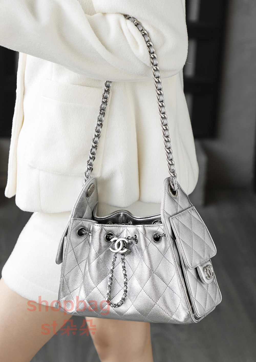 高仿包 香奈兒 25BAG 嬉皮Hobo Mini 銀色 三只羊小球牛皮 單肩包 21 高仿香奈兒25嬉皮包上身效果穿搭