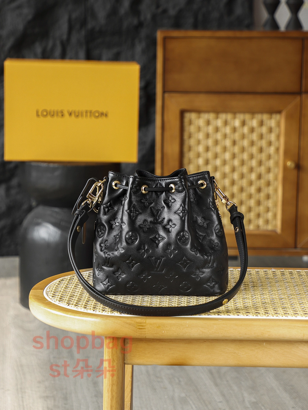 精品高仿 LV COUSSIN BUCKET 黑色 斜挎單肩 鏈條包 M26216 3 精品高仿 精品LV包