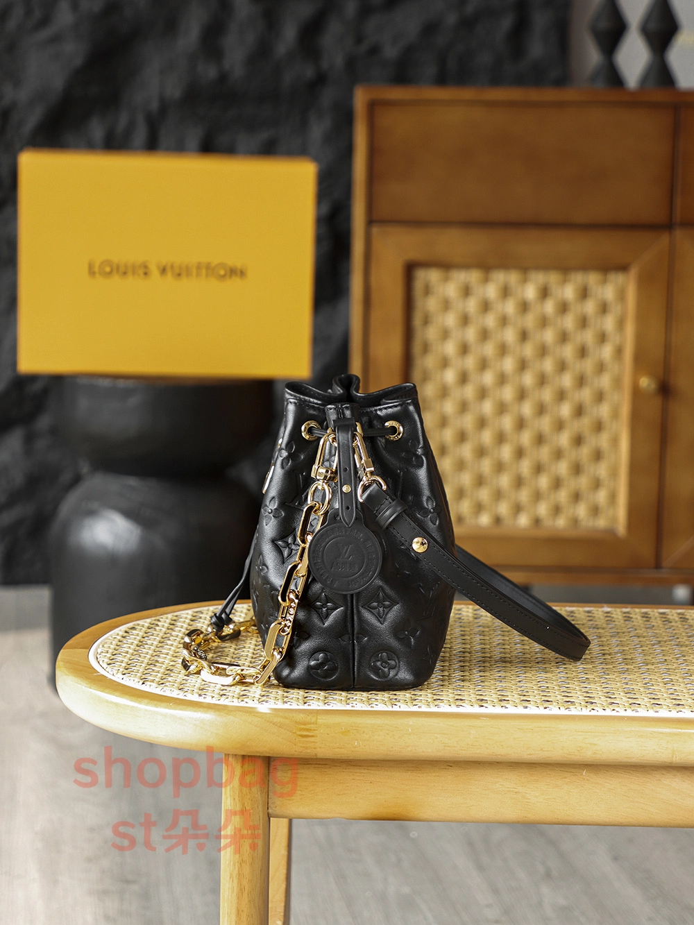 精品高仿 LV COUSSIN BUCKET 黑色 斜挎單肩 鏈條包 M26216 2 精品高仿 精品LV包