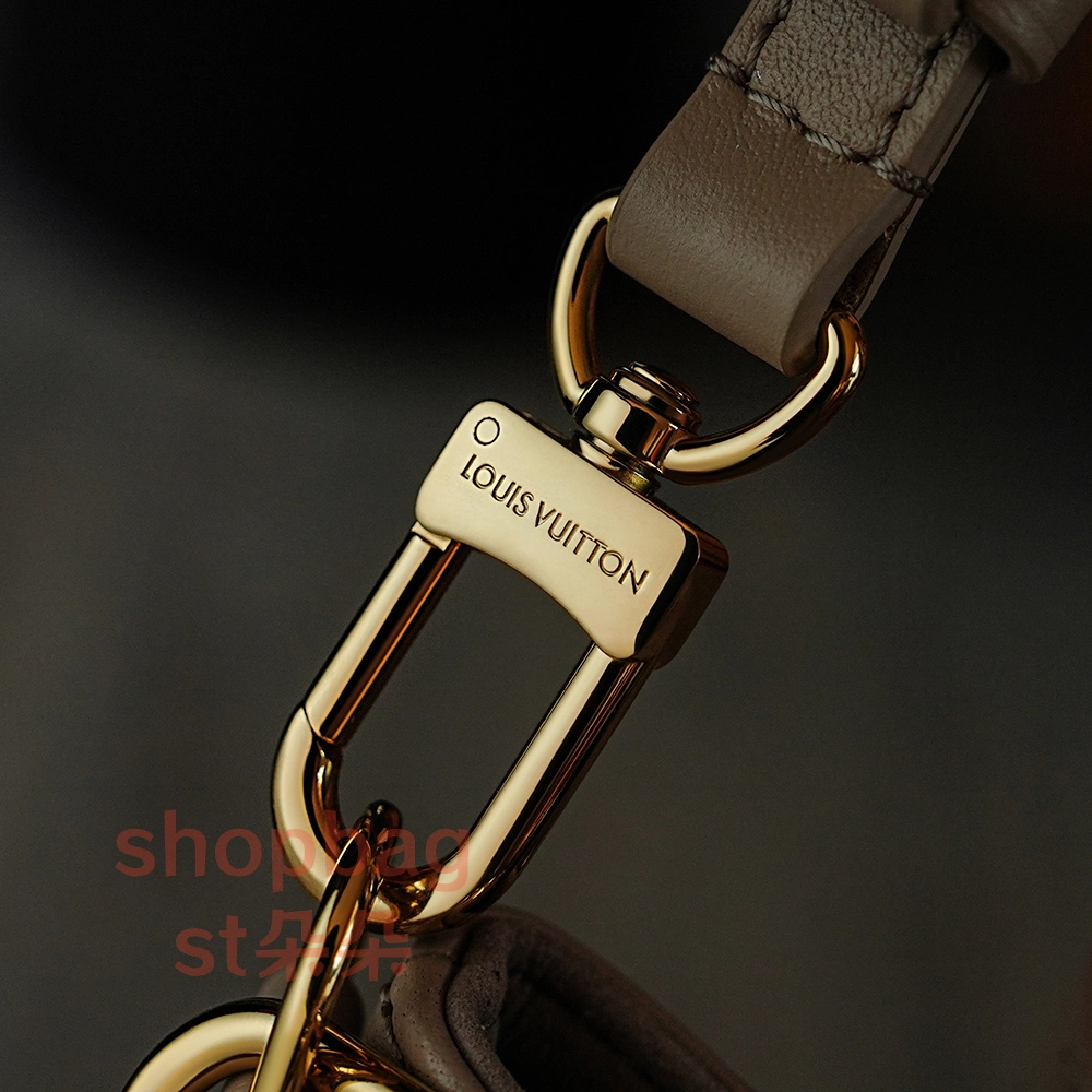 精品高仿 LV COUSSIN BUCKET 米色 斜挎單肩 鏈條包 M26530 13 高仿精品 LV包包推薦