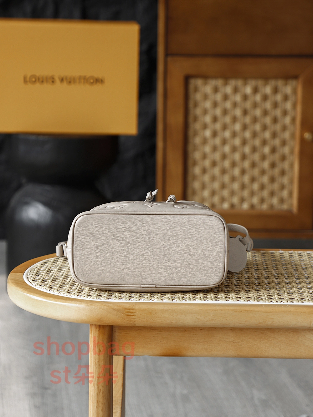 精品高仿 LV COUSSIN BUCKET 米色 斜挎單肩 鏈條包 M26530 8 高仿精品 LV包包推薦