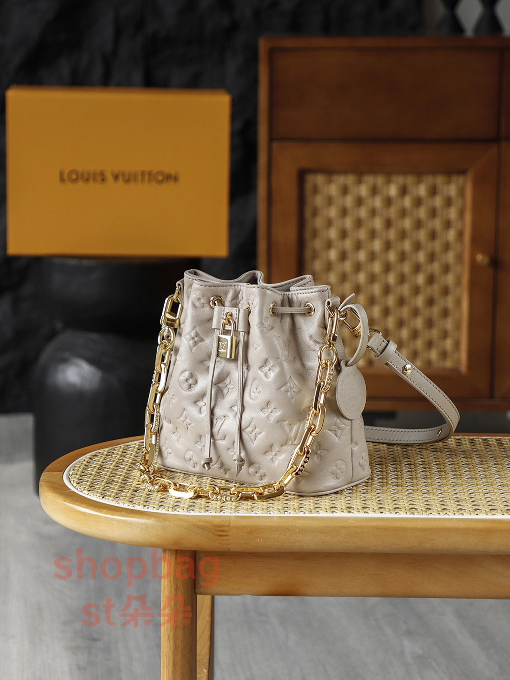 精品高仿 LV COUSSIN BUCKET 米色 斜挎單肩 鏈條包 M26530 7 高仿精品 LV包包推薦