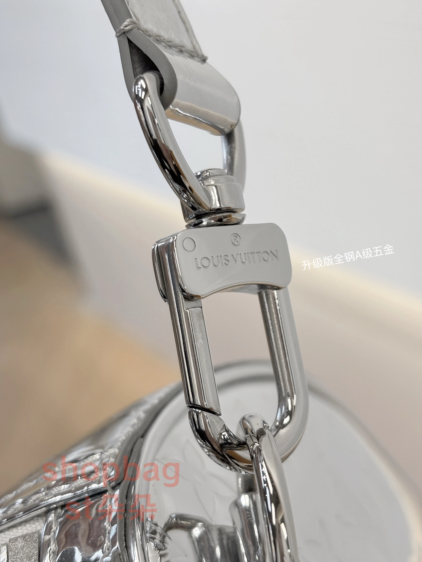 頂級a貨 LV Keepall Bandoulière 50 銀色 壓花男女通用旅行包 M26766 18 LV Keepall包 LV男包推薦