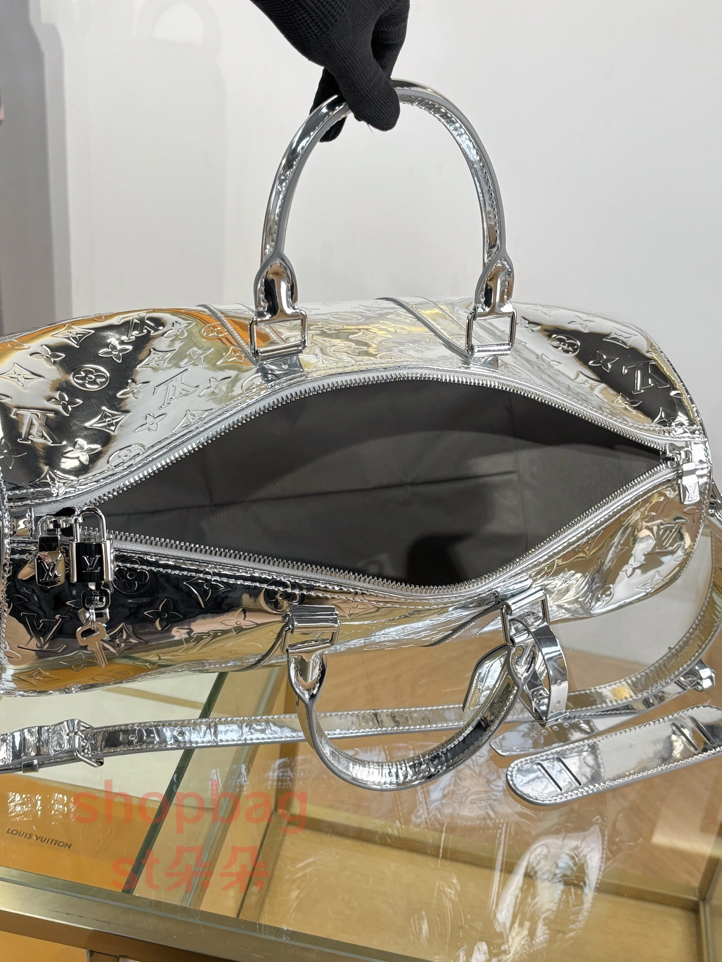 頂級a貨 LV Keepall Bandoulière 50 銀色 壓花男女通用旅行包 M26766 6 LV Keepall包 LV男包推薦