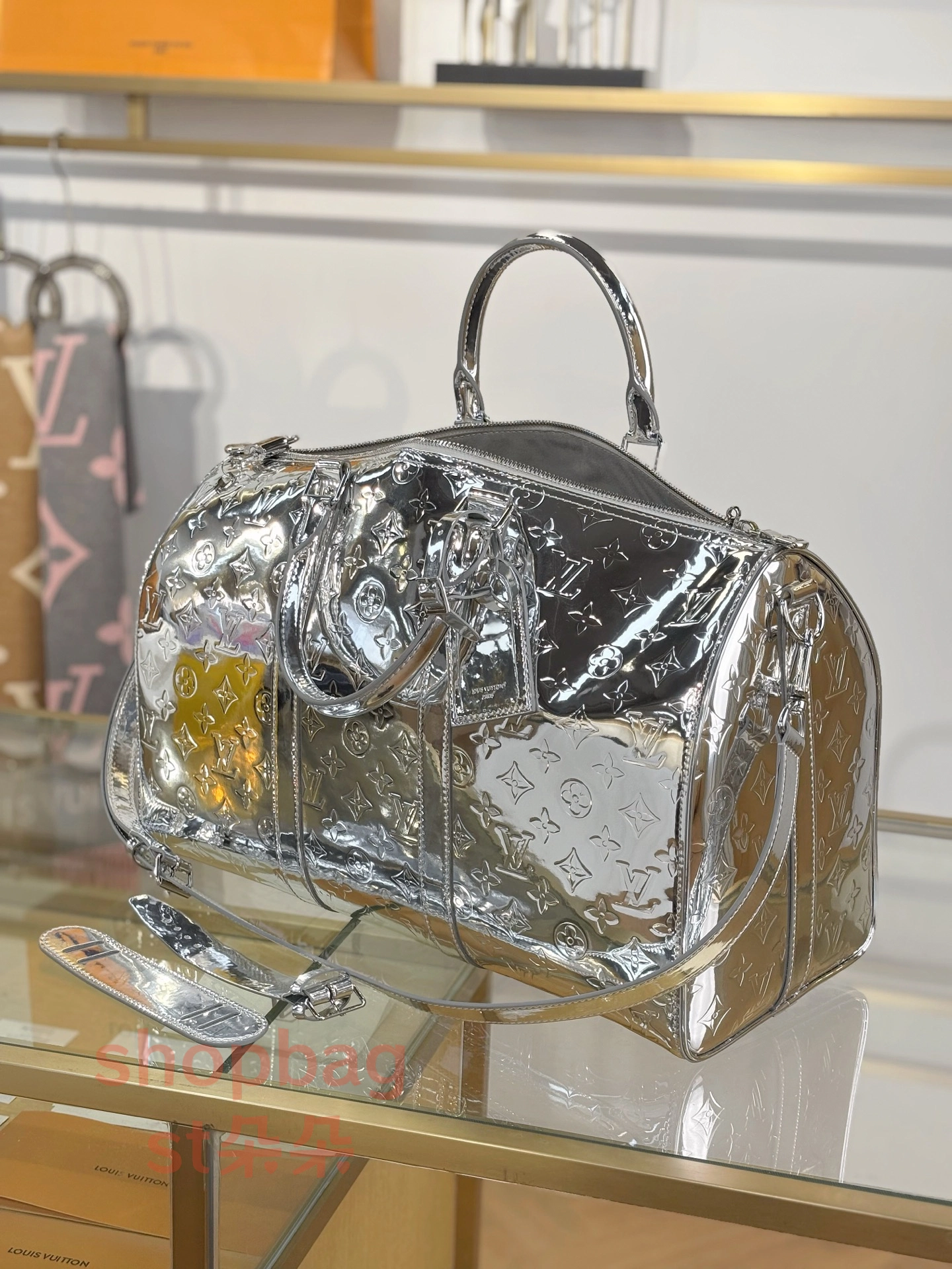頂級a貨 LV Keepall Bandoulière 50 銀色 壓花男女通用旅行包 M26766 4 LV Keepall包 LV男包推薦