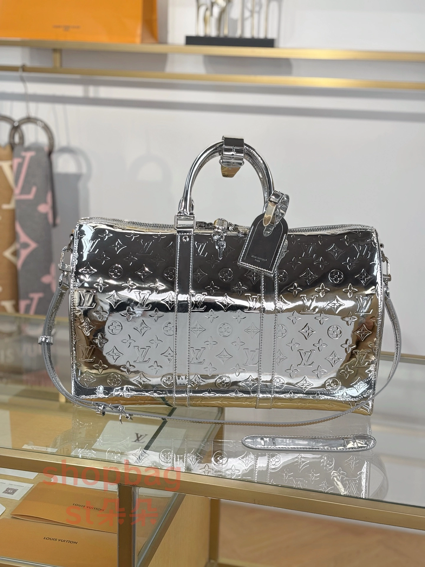 頂級a貨 LV Keepall Bandoulière 50 銀色 壓花男女通用旅行包 M26766 1 LV Keepall包 LV男包推薦
