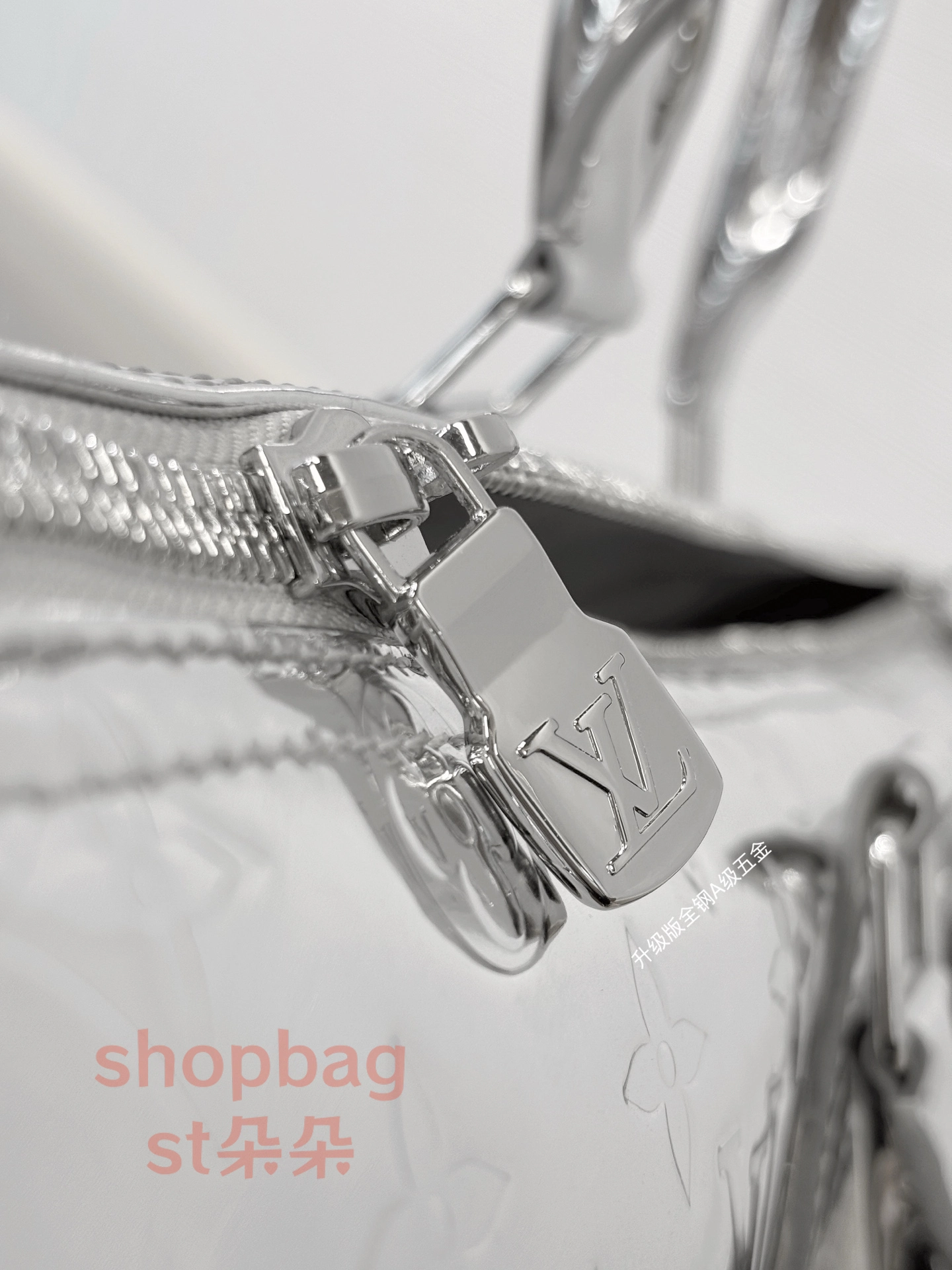 頂級a貨 LV Keepall Bandoulière 50 銀色 壓花男女通用旅行包 M26766 13 LV Keepall包 LV男包推薦
