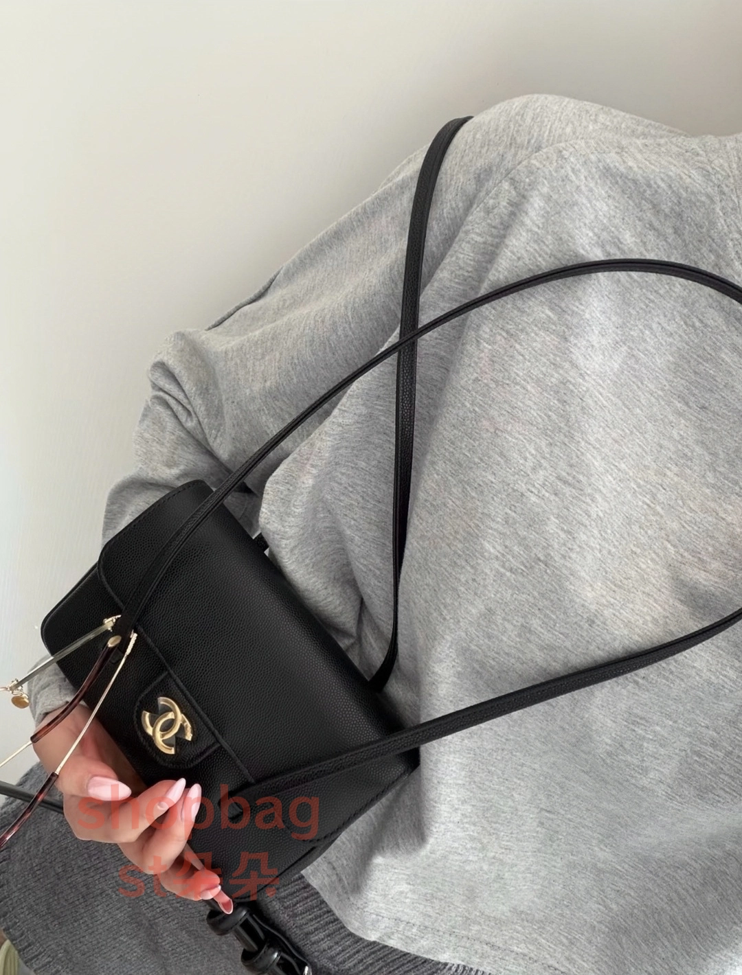 高仿精品 香奈兒 26P系列 𝖩𝖾𝗇𝗇𝗂𝖾同款包王𝖯𝗋𝖾𝗉𝗉𝗒 𝖢𝗈𝖼𝗈 MINI 黑色 小牛皮單肩包 18 香奈兒 Preppy CoCo手袋