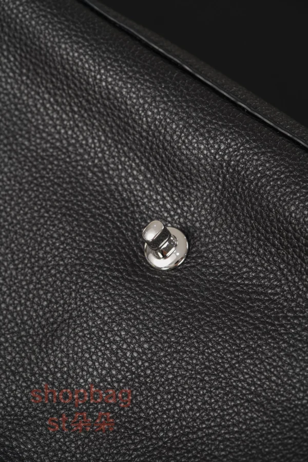 高仿精品 CHANEL 26S 𝐆𝐃同款CF 大號黑色銀扣 口蓋包包 AS6231：圖片 17