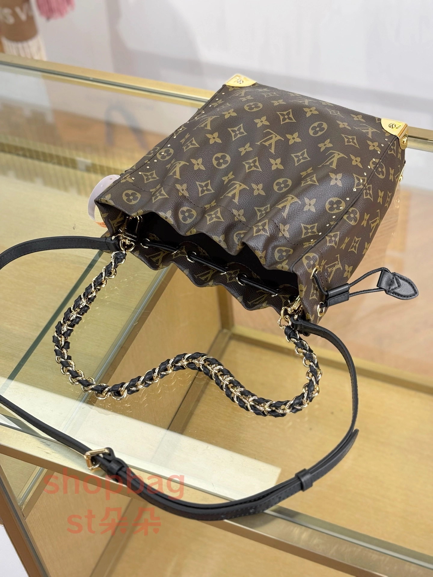 a貨 LV Noé Trunk 2026 春夏 老花 單肩 水桶包 M28515 5 a貨 LV Noé Trunk 2026 春夏 老花 單肩 水桶包 M28515