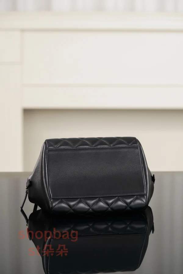 a貨香奈兒 𝟐𝟔𝐀高級手工坊 黑金 小號 保齡球包：圖片 10