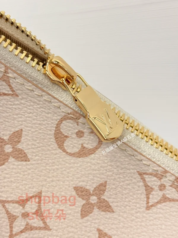 高仿包 LV Multipass 新款2026 白花斜挎包 M2A078：圖片 12