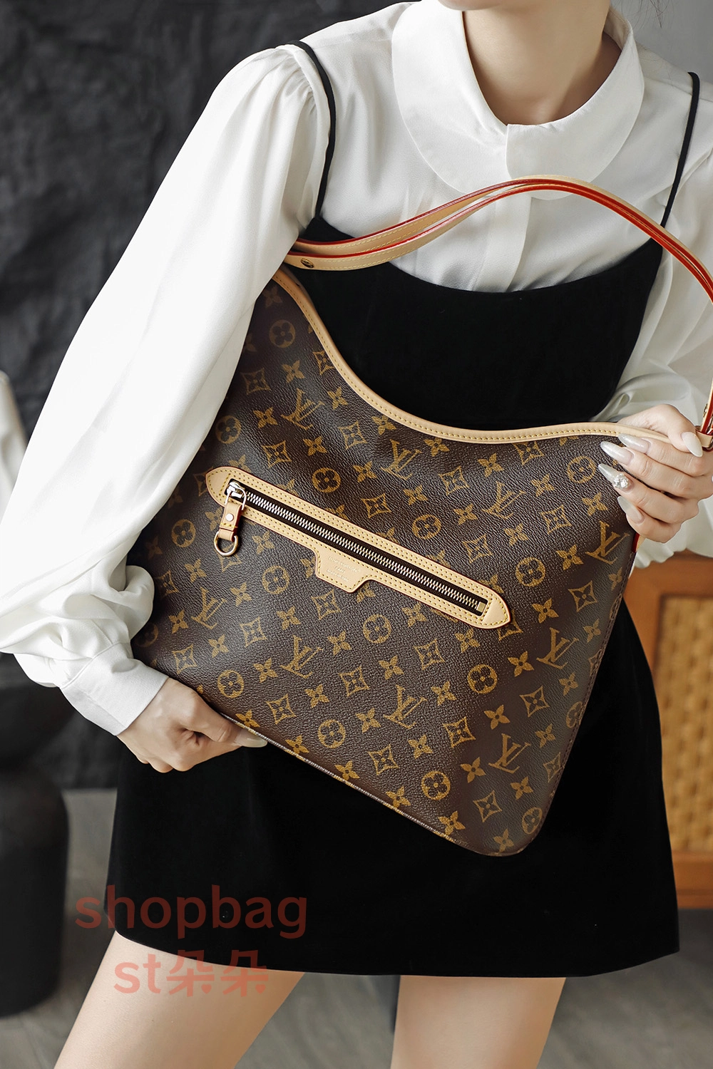 高仿包包 LV Lineup 老花 兩用包 肩背包 M27335 26 高仿包包 LV Lineup 老花 兩用包 肩背包 M27335 上身效果展示