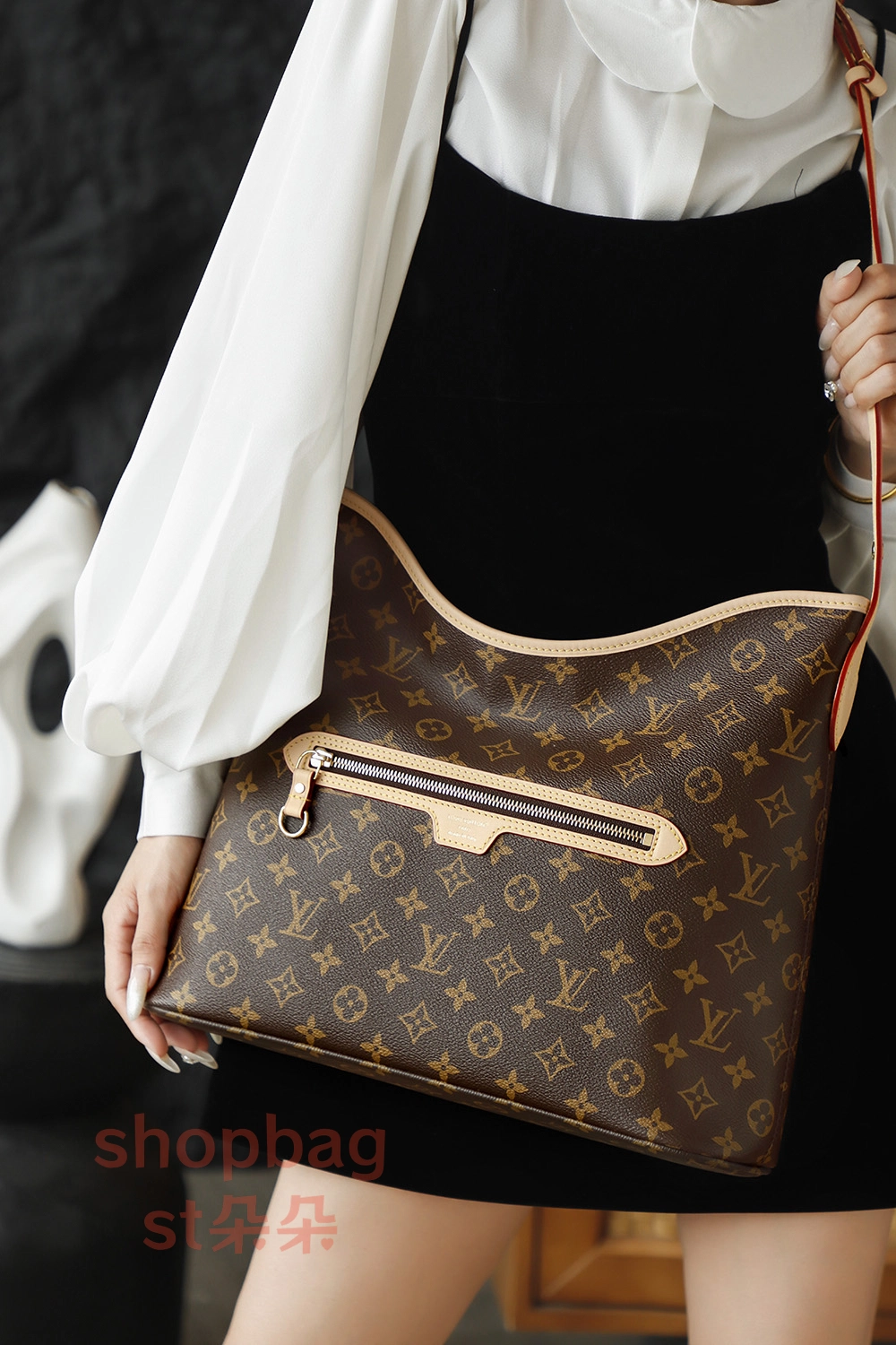 高仿包包 LV Lineup 老花 兩用包 肩背包 M27335 22 高仿包包 LV Lineup 老花 兩用包 肩背包 M27335 上身效果展示