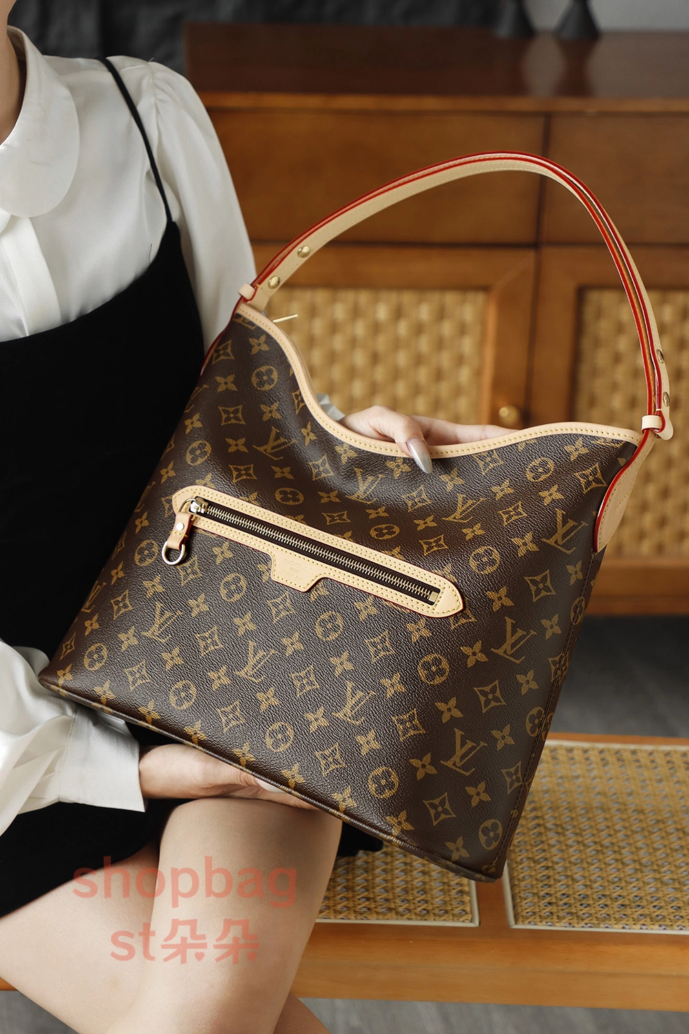 高仿包包 LV Lineup 老花 兩用包 肩背包 M27335 20 高仿包包 LV Lineup 老花 兩用包 肩背包 M27335 上身效果展示