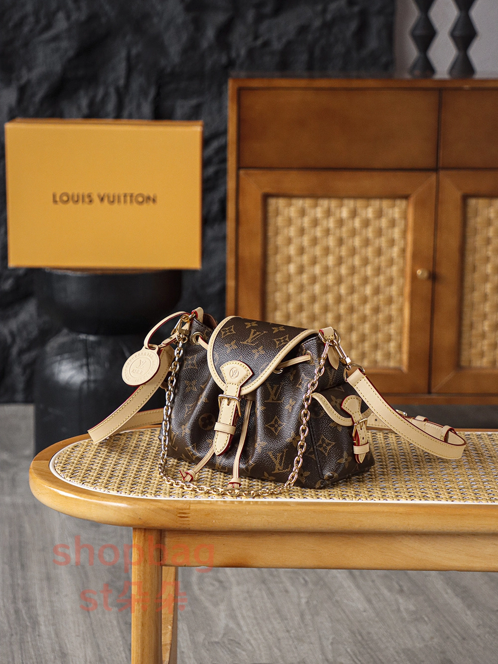高仿包包 LV ODYSSÉE 2025年早秋系列 老花 水桶系列的餃子包 M25085 5 高仿包包 LV ODYSSÉE 2025年早秋系列 老花 水桶系列的餃子包 M25085