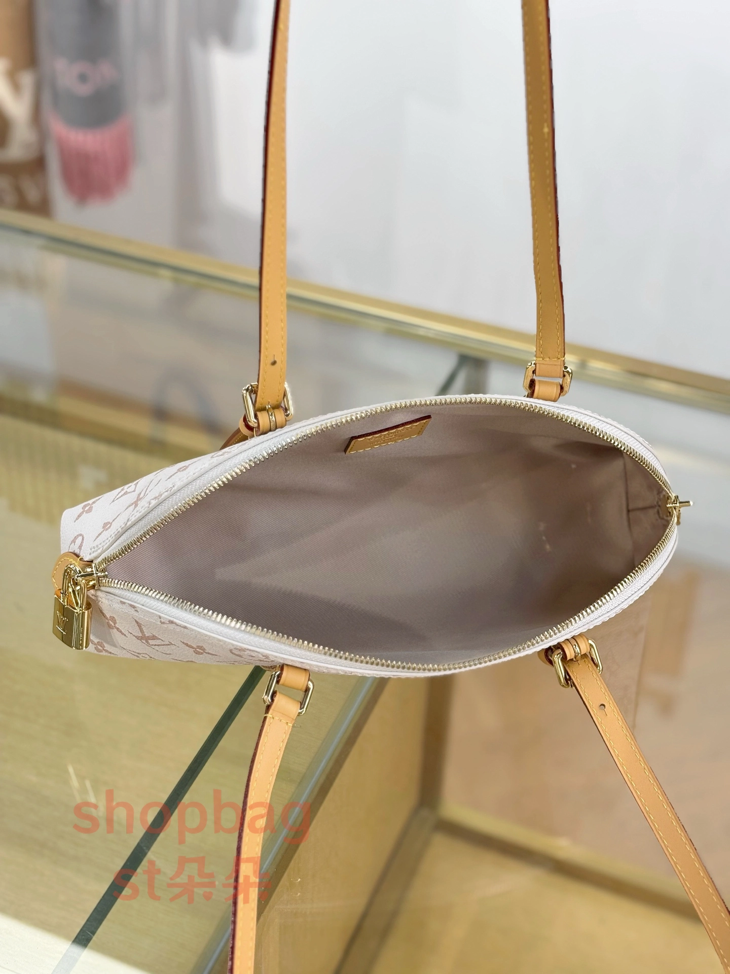 高仿包包 LV Squire East-West 沙丘老花東西包 橫向腋下包 M2A457 6 高仿包包 LV Squire East-West 沙丘老花東西包 橫向腋下包 M2A457 實拍展櫃展示