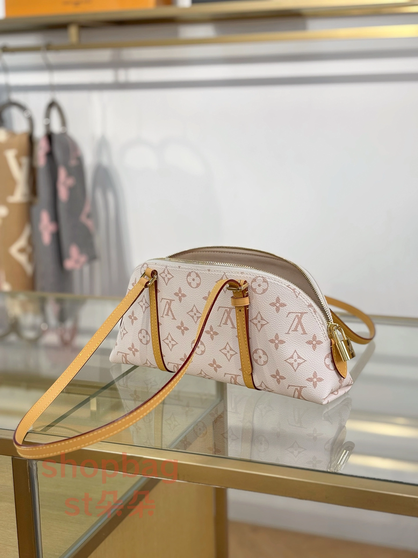 高仿包包 LV Squire East-West 沙丘老花東西包 橫向腋下包 M2A457 5 高仿包包 LV Squire East-West 沙丘老花東西包 橫向腋下包 M2A457 實拍展櫃展示