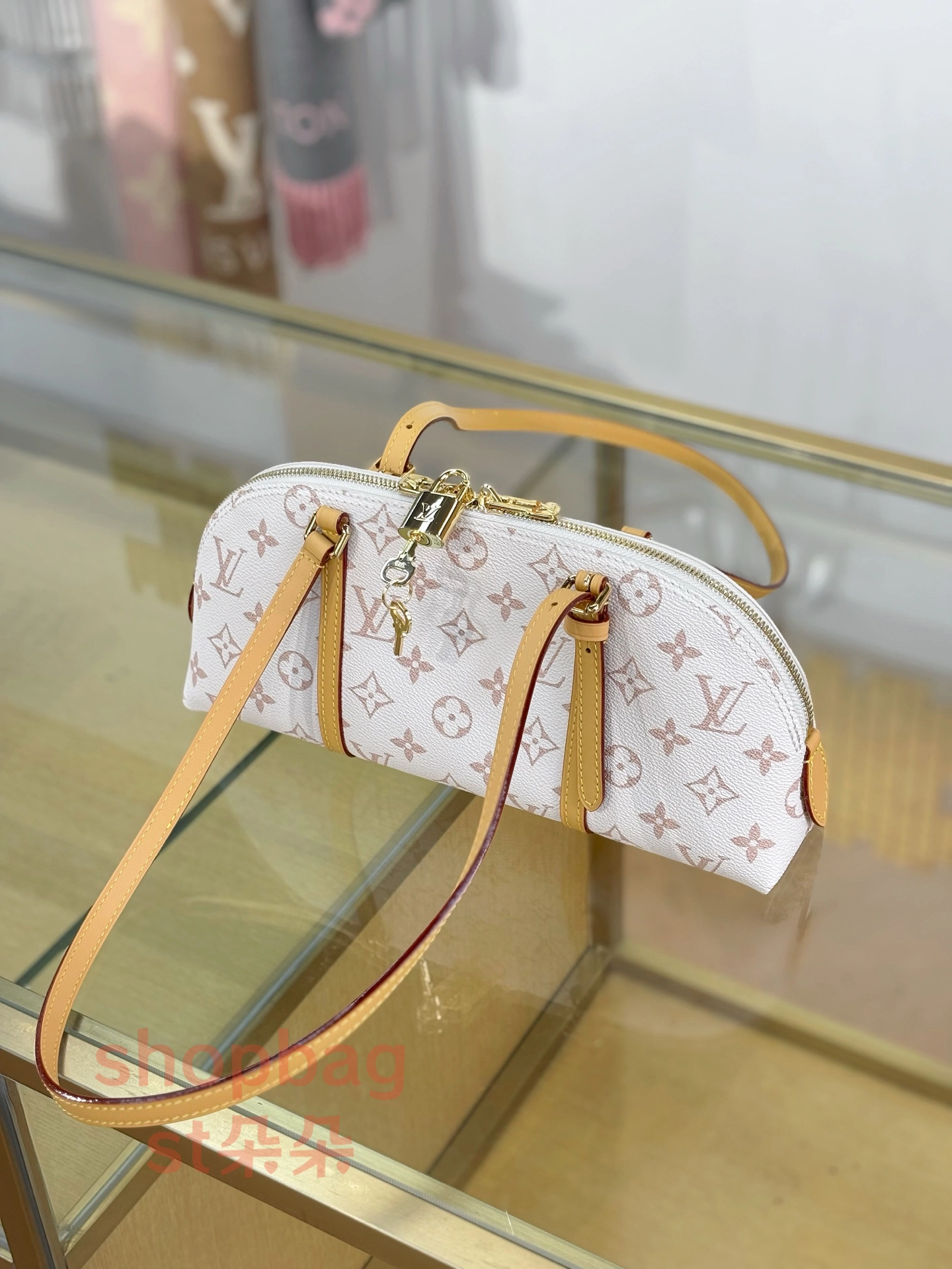 高仿包包 LV Squire East-West 沙丘老花東西包 橫向腋下包 M2A457 3 高仿包包 LV Squire East-West 沙丘老花東西包 橫向腋下包 M2A457 實拍展櫃展示