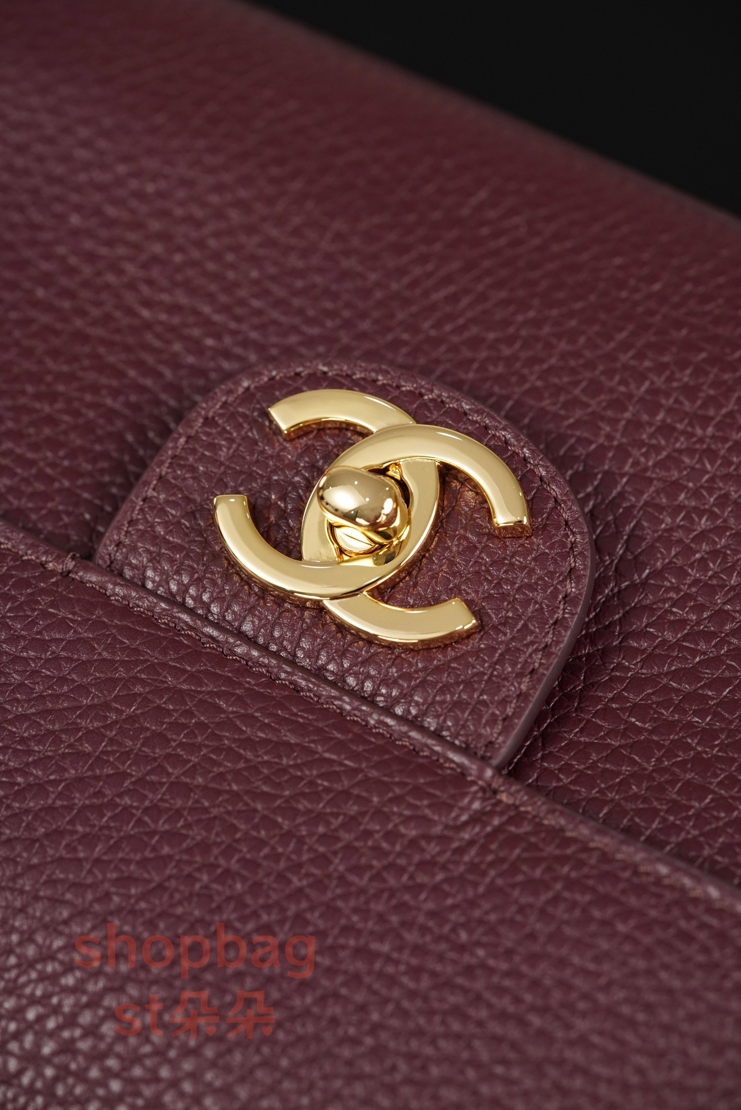 高仿精品包 CHANEL 26S 𝐆𝐃同款CF 大號 紅色金扣 口蓋包包 AS6231 16 高仿精品包 CHANEL 26S 𝐆𝐃同款CF 大號 紅色金扣 口蓋包包 AS6231