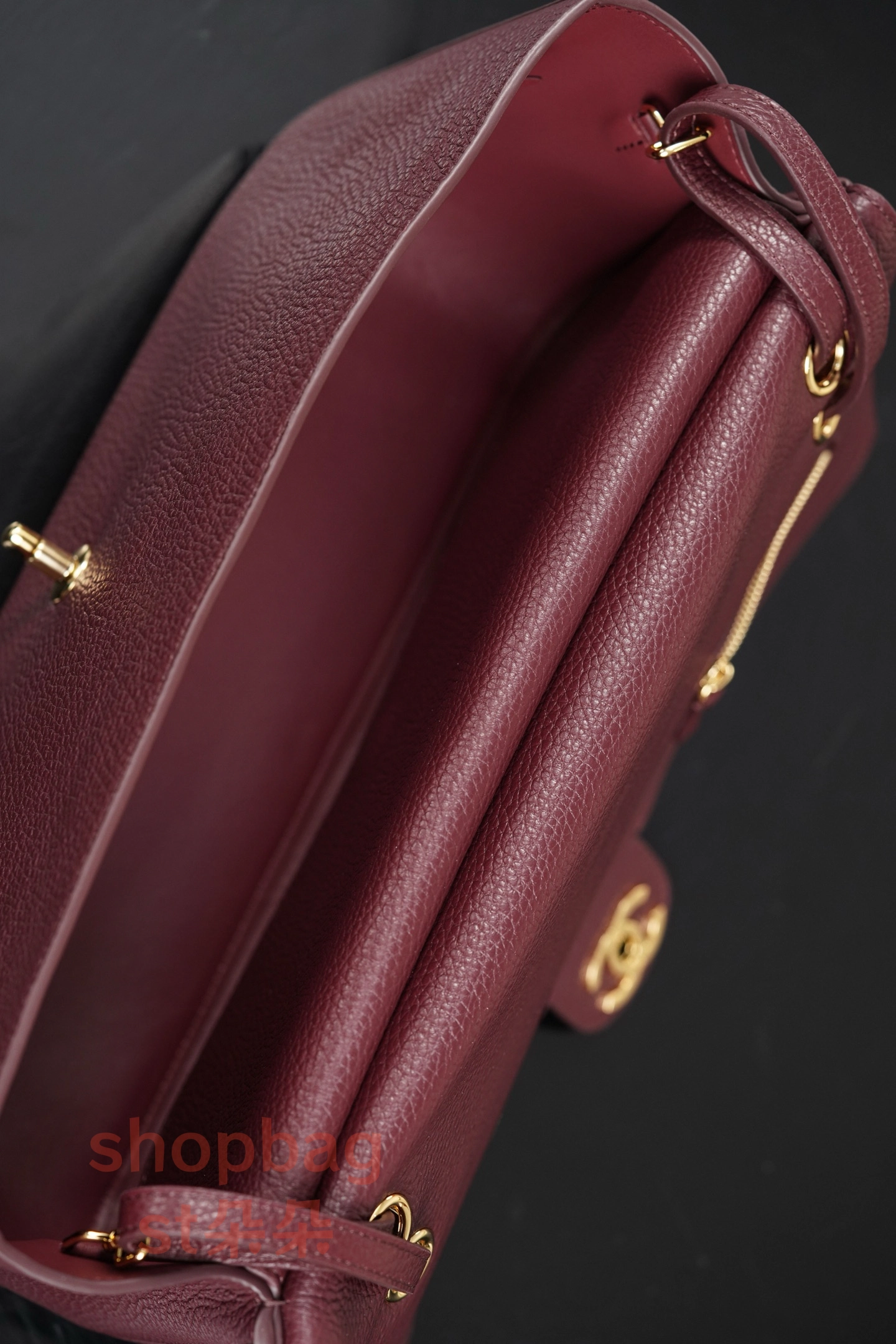 高仿精品包 CHANEL 26S 𝐆𝐃同款CF 大號 紅色金扣 口蓋包包 AS6231 28 高仿精品包 CHANEL 26S 𝐆𝐃同款CF 大號 紅色金扣 口蓋包包 AS6231
