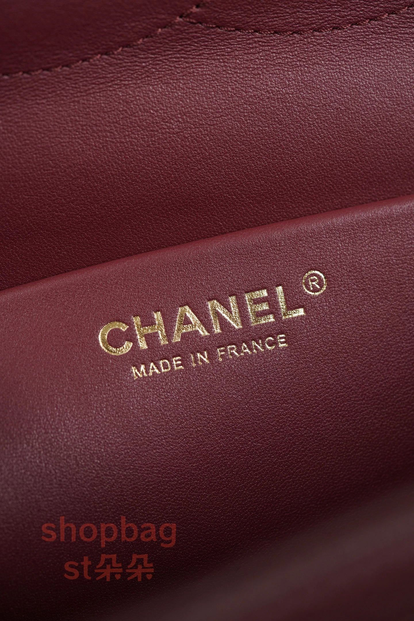 高仿精品包 CHANEL 26S 𝐆𝐃同款CF 大號 紅色金扣 口蓋包包 AS6231 26 高仿精品包 CHANEL 26S 𝐆𝐃同款CF 大號 紅色金扣 口蓋包包 AS6231