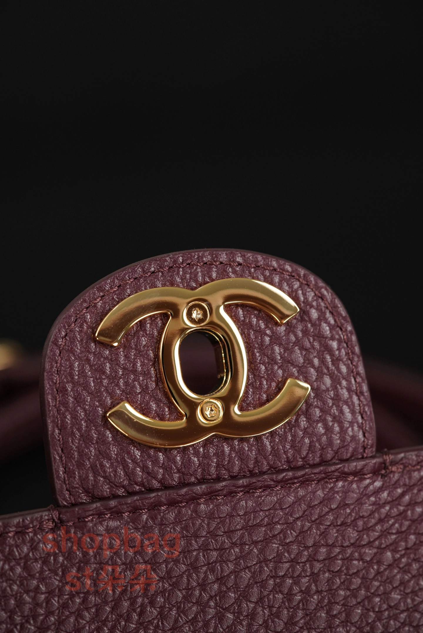 高仿精品包 CHANEL 26S 𝐆𝐃同款CF 大號 紅色金扣 口蓋包包 AS6231 23 高仿精品包 CHANEL 26S 𝐆𝐃同款CF 大號 紅色金扣 口蓋包包 AS6231