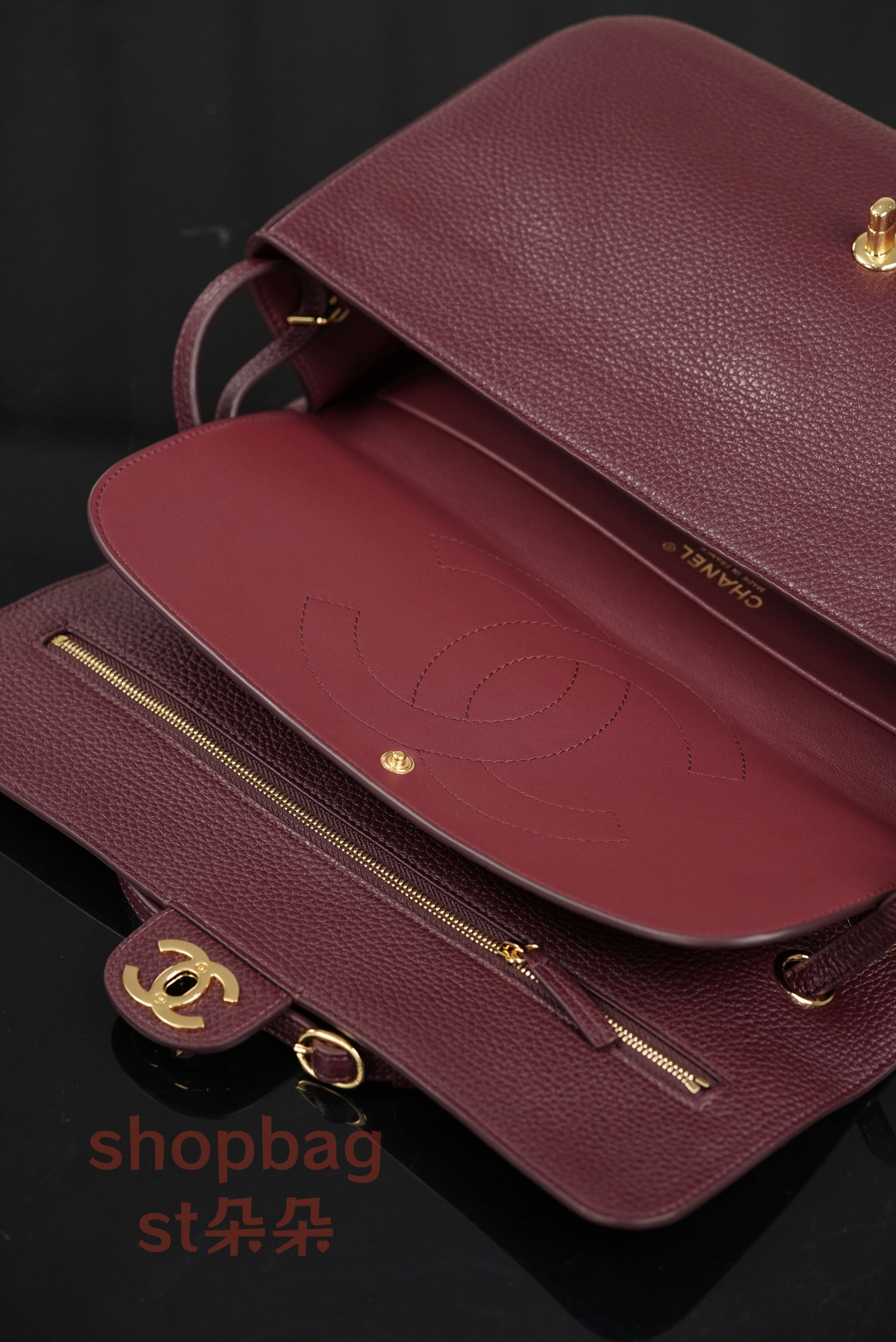 高仿精品包 CHANEL 26S 𝐆𝐃同款CF 大號 紅色金扣 口蓋包包 AS6231 21 高仿精品包 CHANEL 26S 𝐆𝐃同款CF 大號 紅色金扣 口蓋包包 AS6231