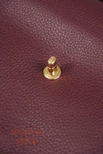 高仿精品包 香奈兒 𝟐𝟔𝐬 𝐆𝐃同款超大𝐂𝐅 𝐌𝐀𝐗𝐈口蓋包 酒紅色 AS6231：圖片 18