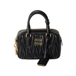 高仿包 MiuMiu Matelassé 新款 褶皺皮革手挽袋