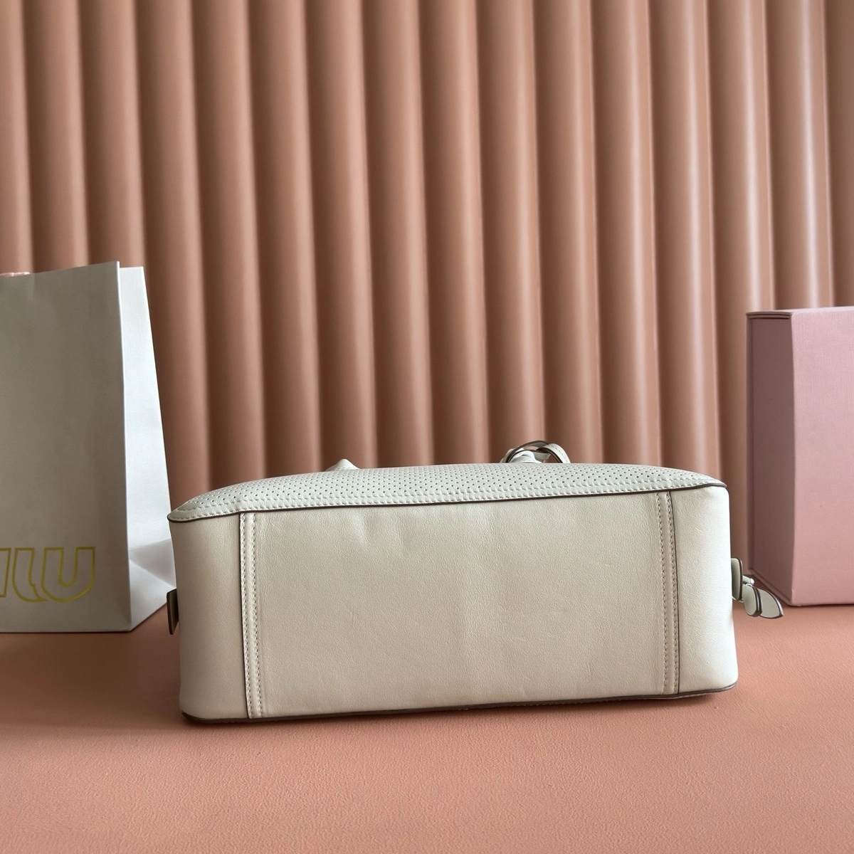 高仿包 MiuMiu Vivant 新款 鏤空皮革手袋 5BB199 4 高仿包 MiuMiu Vivant 新款 鏤空皮革手袋 5BB199