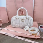 高仿包 MiuMiu Matelassé 新款 褶皺皮革手挽袋：圖片 2