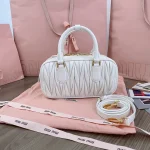 高仿包 MiuMiu Matelassé 新款 褶皺皮革手挽袋：圖片 4