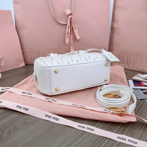 高仿包 MiuMiu Matelassé 新款 褶皺皮革手挽袋：圖片 5