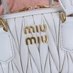 高仿包 MiuMiu Matelassé 新款 褶皺皮革手挽袋：圖片 6
