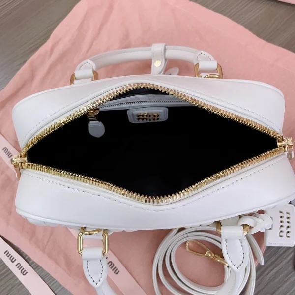 高仿包 MiuMiu Matelassé 新款 褶皺皮革手挽袋：圖片 9