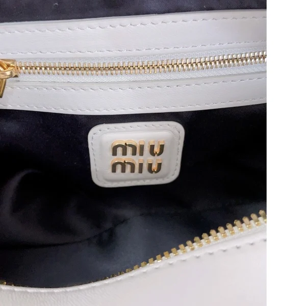 高仿包 MiuMiu Matelassé 新款 褶皺皮革手挽袋：圖片 10