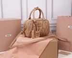 高仿包 MiuMiu Arcadie 新款 褶皺皮革手挽袋：圖片 3