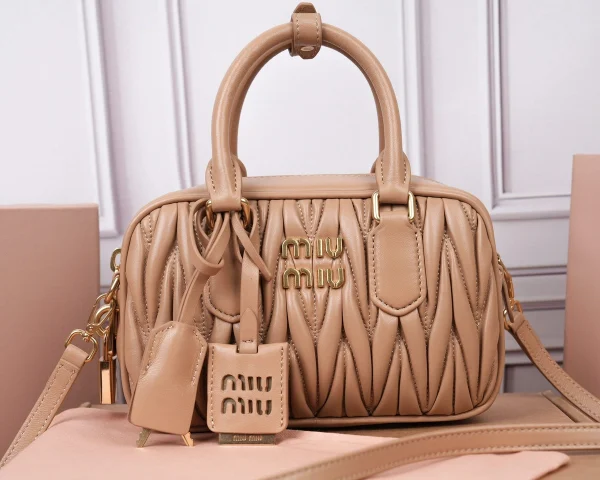 高仿包 MiuMiu Arcadie 新款 褶皺皮革手挽袋：圖片 10