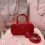 高仿包 MiuMiu Matelassé 新款 褶皺皮革手挽袋：圖片 2