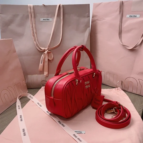 高仿包 MiuMiu Matelassé 新款 褶皺皮革手挽袋：圖片 3