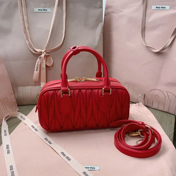 高仿包 MiuMiu Matelassé 新款 褶皺皮革手挽袋：圖片 4