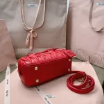 高仿包 MiuMiu Matelassé 新款 褶皺皮革手挽袋：圖片 5