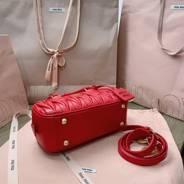 高仿包 MiuMiu Matelassé 新款 褶皺皮革手挽袋：圖片 5